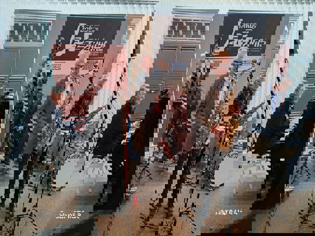 Lørdag 4. april.  Søren Bøgelunds Mirakelband