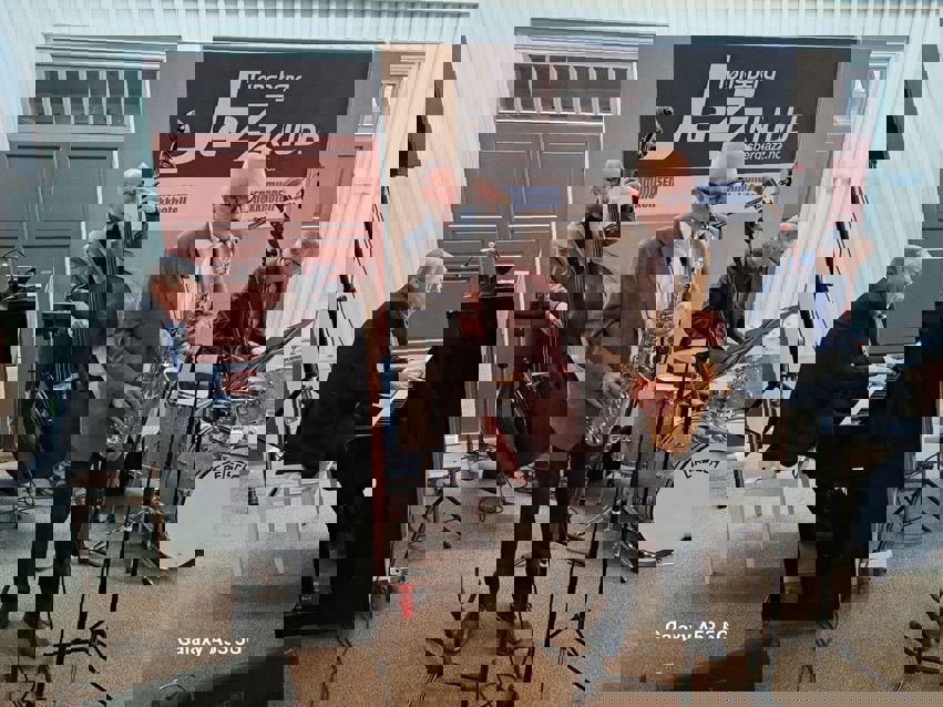 Lørdag 4. april.  Søren Bøgelunds Mirakelband