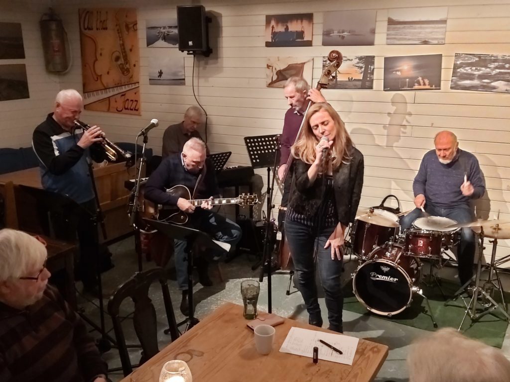 Lørdag 16. mai.  Undecided Jazzband