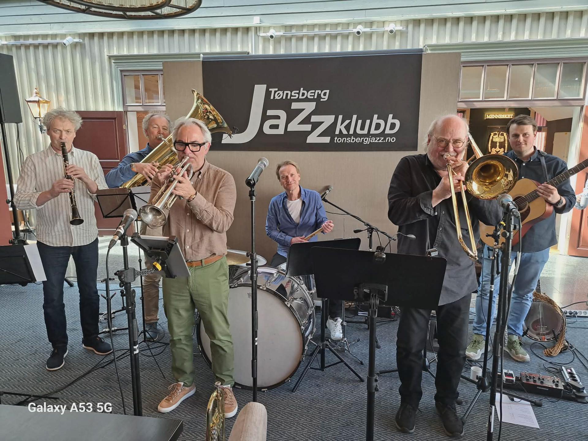 Søndag 6. desember Røshnes Jazzband 